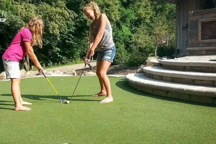 Kids playing golf on eagle eye turf golf green in Omaha, NE